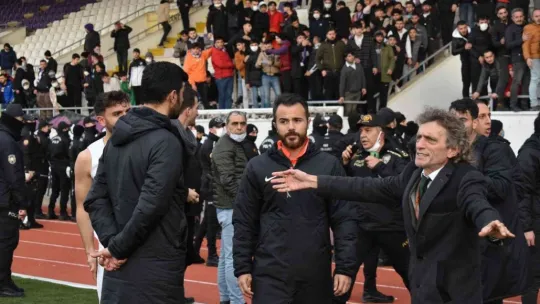 Taraftar ile futbolcu yumruk yumruğa birbirine girdi