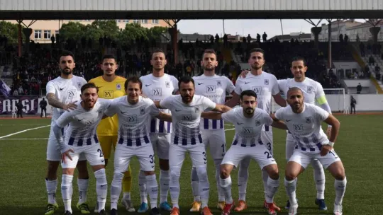 Taraftar ile futbolcu yumruk yumruğa birbirine girdi
