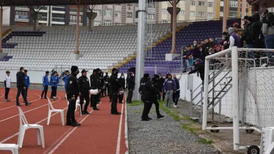 Taraftar ile futbolcu yumruk yumruğa birbirine girdi