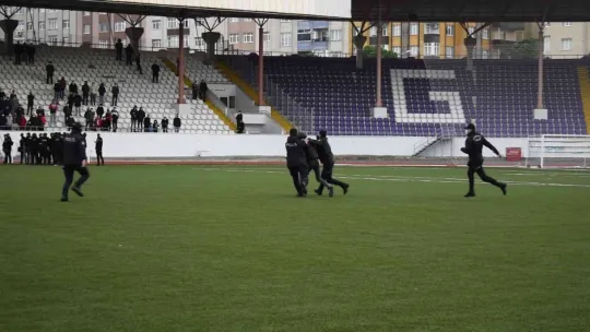 Taraftar ile futbolcu yumruk yumruğa birbirine girdi