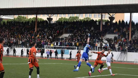 Taraftar ile futbolcu yumruk yumruğa birbirine girdi