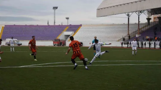 Taraftar ile futbolcu yumruk yumruğa birbirine girdi