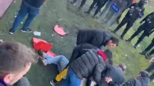 Taraftarlar kırdıkları koltukları sahaya fırlattı, polis biber gazıyla müdahale etti