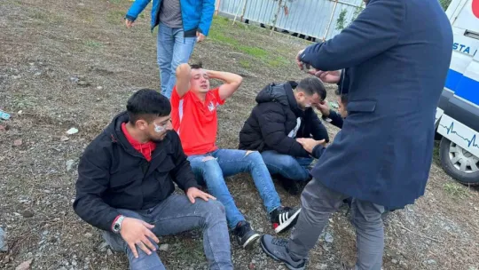 Taraftarlar kırdıkları koltukları sahaya fırlattı, polis biber gazıyla müdahale etti
