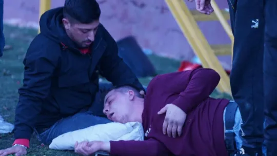 Taraftarlar kırdıkları koltukları sahaya fırlattı, polis biber gazıyla müdahale etti