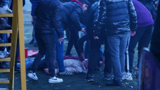 Taraftarlar kırdıkları koltukları sahaya fırlattı, polis biber gazıyla müdahale etti