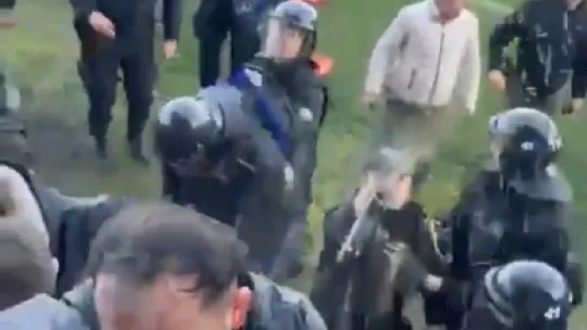 Taraftarlar kırdıkları koltukları sahaya fırlattı, polis biber gazıyla müdahale etti