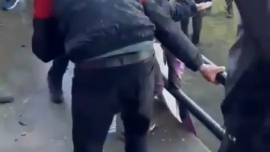 Taraftarlar kırdıkları koltukları sahaya fırlattı, polis biber gazıyla müdahale etti