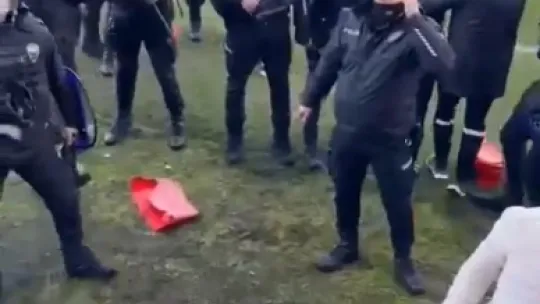 Taraftarlar kırdıkları koltukları sahaya fırlattı, polis biber gazıyla müdahale etti