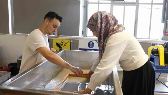Tarihi eserlerin onarımı için geleneksel yöntemle asitsiz kağıt üretiliyor
