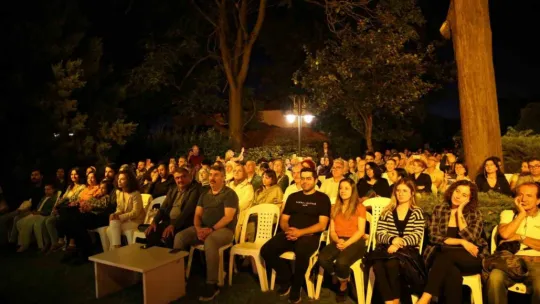 Tarihi konaktan doğu-batı tınıları yükseldi