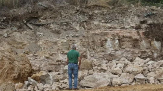 Tarihi surların yanı başında inşaat kazısı ekipleri harekete geçirdi