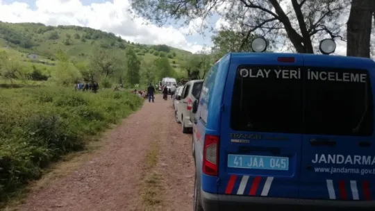 Tartıştığı karı kocayı tarlada tüfekle öldürdü