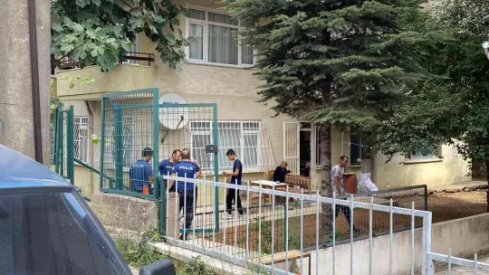 Yaşlı adamın kafasında bardak kırdı!