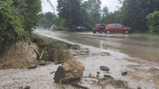 Taşan dere sebebiyle kapanan yol tekrar açıldı