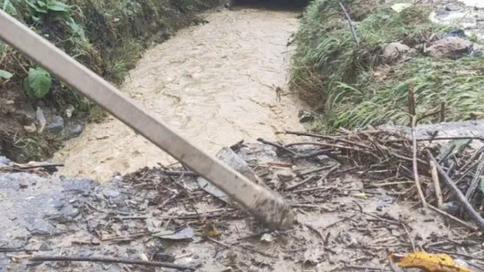 Taşan dere sebebiyle kapanan yol tekrar açıldı