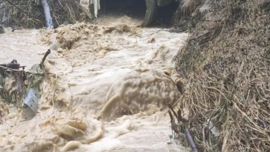 Taşan dere sebebiyle kapanan yol tekrar açıldı
