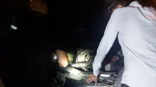 Evlerine giden ailenin otomobilinde yangın çıktı