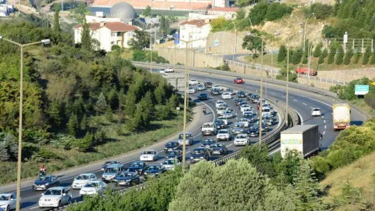 Tatilciler dönmeye başladı, İstanbul istikametinde trafik yoğunlaştı