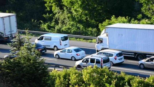 Tatilciler dönmeye başladı, İstanbul istikametinde trafik yoğunlaştı
