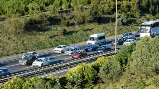 Tatilciler dönmeye başladı, İstanbul istikametinde trafik yoğunlaştı
