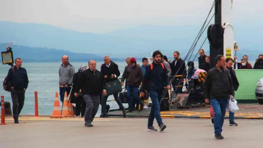 Tatilciler dönüş yolunda feribotlarda yoğunluk oluşturdu