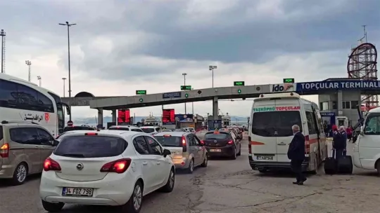 Tatilciler dönüş yolunda feribotlarda yoğunluk oluşturdu