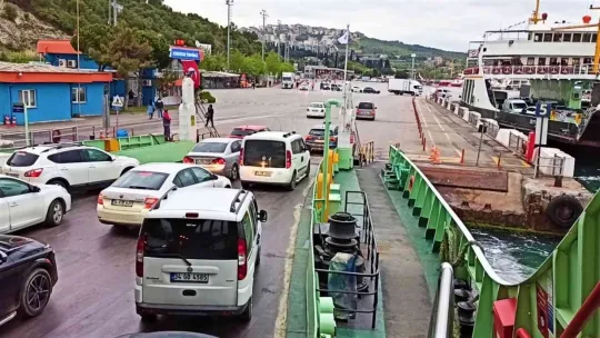 Tatilciler dönüş yolunda feribotlarda yoğunluk oluşturdu