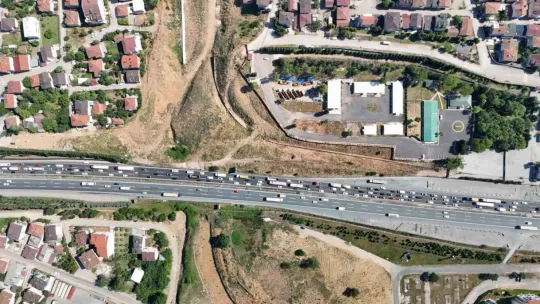 Tatilciler erkenden yola çıktı, TEM'de zaman zaman kuyruk oluşuyor
