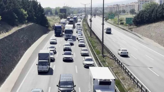 Tatilciler erkenden yola çıktı, TEM'de zaman zaman kuyruk oluşuyor