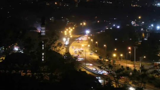 Tatilin bitmesini beklemeyenler otoyolda akıcı yoğunluk oluşturdu