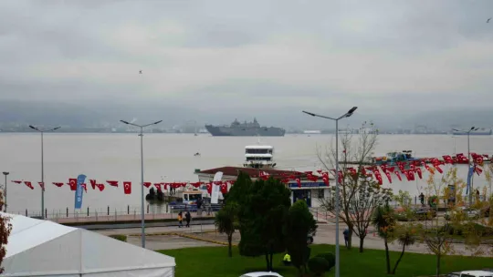 TCG Anadolu'ya ziyaretçi akını