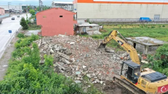 Tehlike oluşturan metruk bina yıkıldı