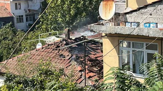 İzmit'te çatıda çıkan yangın korkuttu