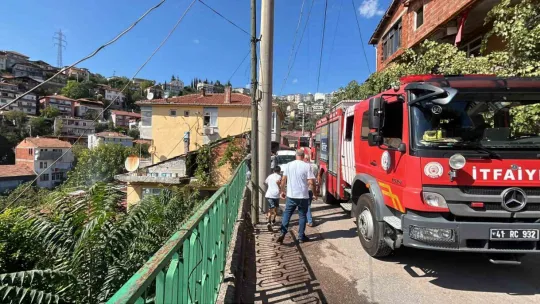 İzmit'te çatıda çıkan yangın korkuttu