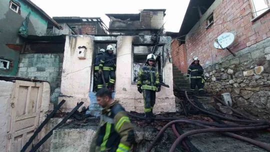 Tek katlı ev alev alev yandı