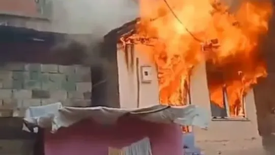 Tek katlı ev alev alev yandı