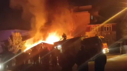 Tek katlı ev alev topuna döndü