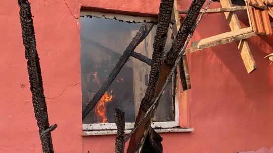 Tek katlı ev küle döndü