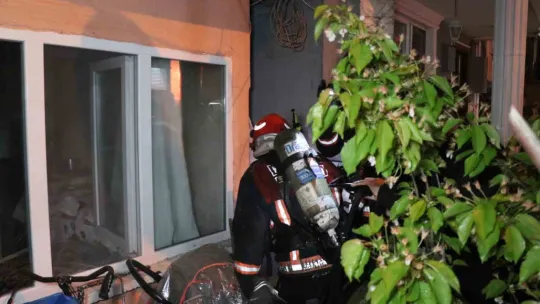 Sakarya'daki yangında mahalleli sokağa döküldü