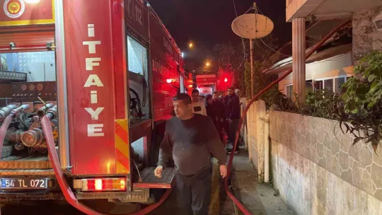 Sakarya'daki yangında mahalleli sokağa döküldü