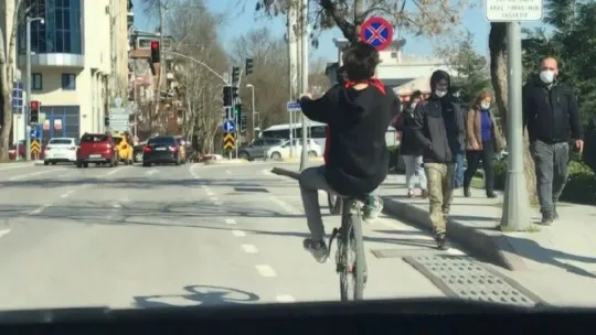 Tek teker üzerinde trafiği tehlikeye attı