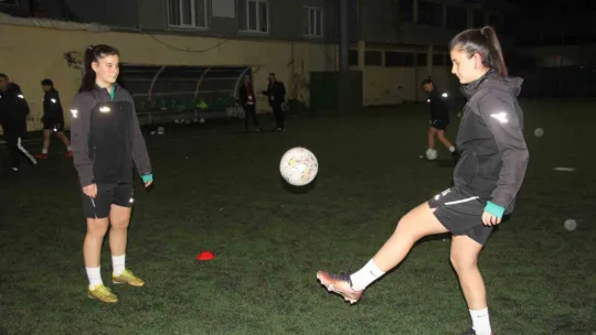 Tek yumurta ikizi kadın futbolcular: Attığı goller, gördüğü kartlar bile karıştırılıyor