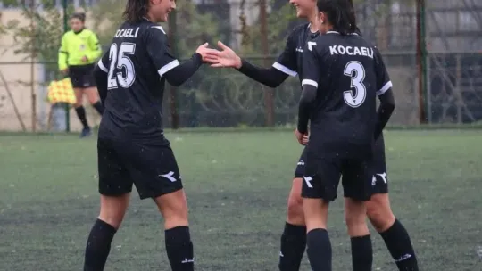 Tek yumurta ikizi kadın futbolcular: Attığı goller, gördüğü kartlar bile karıştırılıyor