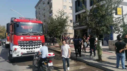 Tekel bayisinin deposu alevlere teslim oldu