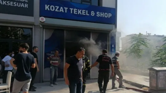 Tekel bayisinin deposu alevlere teslim oldu