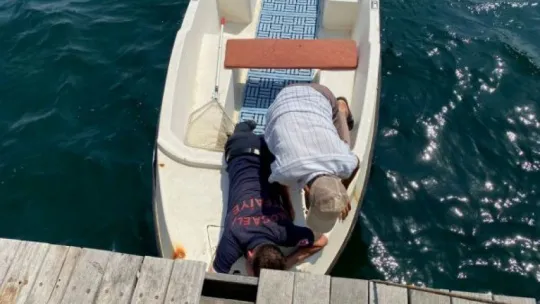 Tekne üzerinde kedi kurtarma operasyonu!