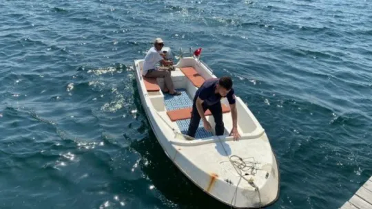 Tekne üzerinde kedi kurtarma operasyonu!