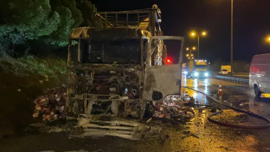 Tekstil malzemesi yüklü tır alev alev yandı