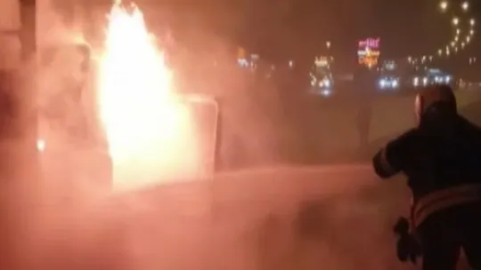Tekstil malzemesi yüklü tır alev alev yandı